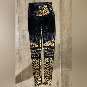 Niyama Sol barefoot leggings EUC size XS. Rare design